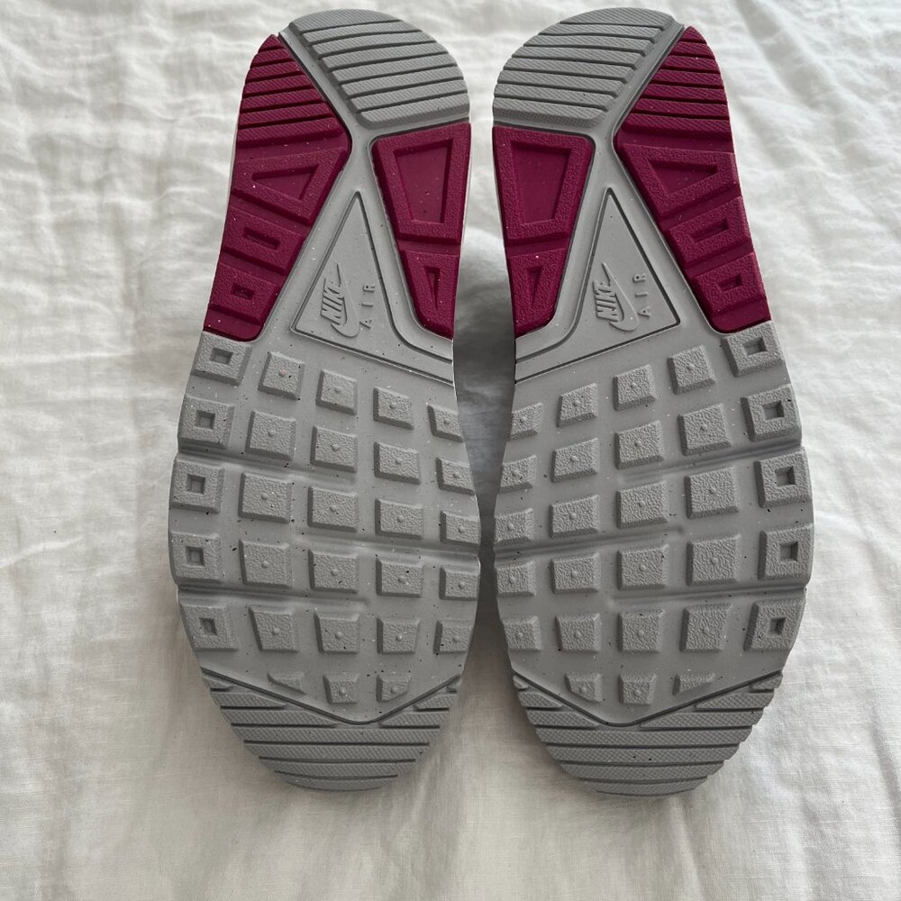 Nike Women's Air Max Correlate Sneakers - Picture 6 of 6